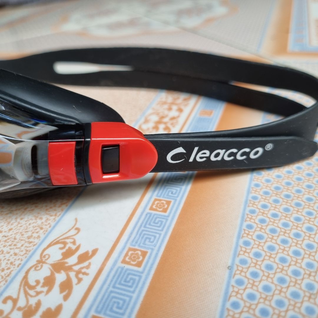 Hộp kính đẹp và có núm xoay đóng mở tiện lợi. Nút điều chỉnh độ dài dây ở hai đuôi mắt kính. Mắt kính nhìn dưới nước rất tốt, không mờ hơi nước. Sản phẩm tốt.