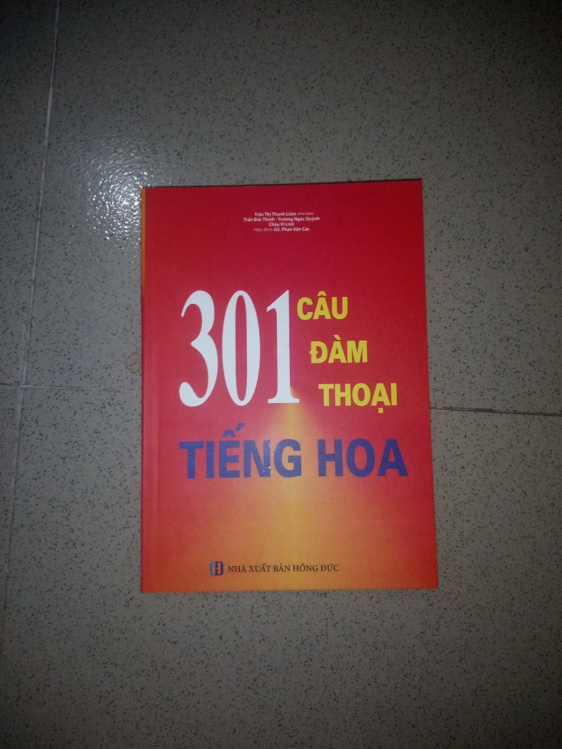 sách bìa cán mờ sờ đã tay, khá dày, nội dung đầy đủ có cả lý thuyết lẫn bài tập, cuối sách có bảng từ vựng, chữ in hơi hẹp và nét to hơi khó nhìn rõ chữ, cần xài thêm app từ điển. nói chung đáng mua.