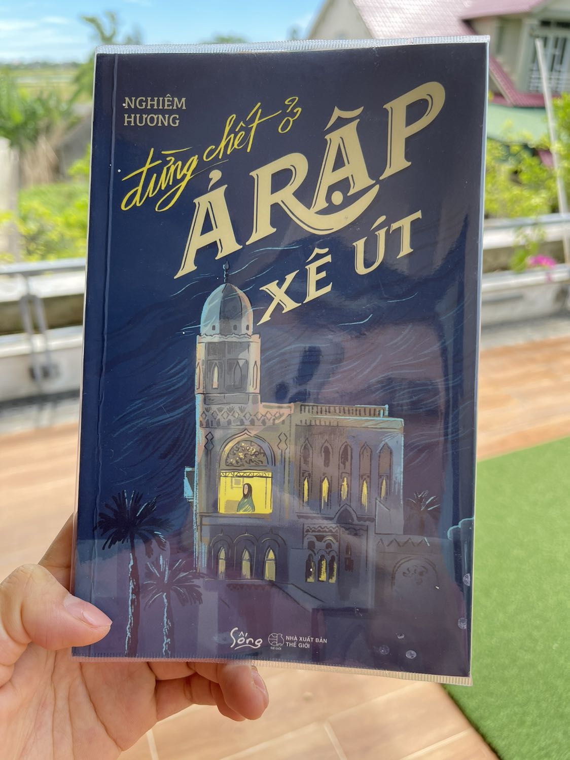 Cuốn sách cực kỳ hấp dẫn. Sau khi đọc xong cuốn Con đường Hồi giáo của chị Phương Mai, mình rất tò mò và muốn đọc thêm về thế giới Ả Rập, thì thấy cuốn này nên mình mua ngay. Cuốn sách khiến mình đọc một mạch bởi tác giả kể một câu chuyện quá gay cấn, mở ra trước mắt mình số phận của những người xuất khẩu lao động sang Ả Rập Xê út để làm giúp việc: phải nói là không khác gì thời trung cổ với đầy đủ sự đánh đập dã man, cưỡng hiếp, lạm dụng, *** lọc. Tất nhiên vẫn le lói đâu đó có những sự ấm áp, lòng tốt, che chở giữa con người và con người. Mong cuốn sách ngày càng được nhiều người biết đến, như một lời cảnh tỉnh, cảnh báo đến những người chuẩn bị dấn thân vào con đường không lối thoát: xuất khẩu lao động sang Ả Rập.