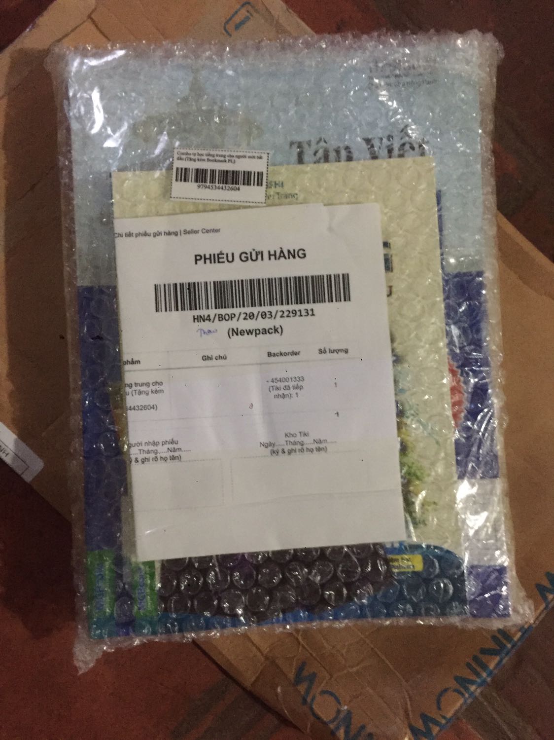 Hàng đóng gói cẩn thận , có một quyển bị nát chút ở tờ đầu tiên nhưng ko sao cả combo 4 quyển đều đẹp , có thêm cả 4 cái bookmark nữa