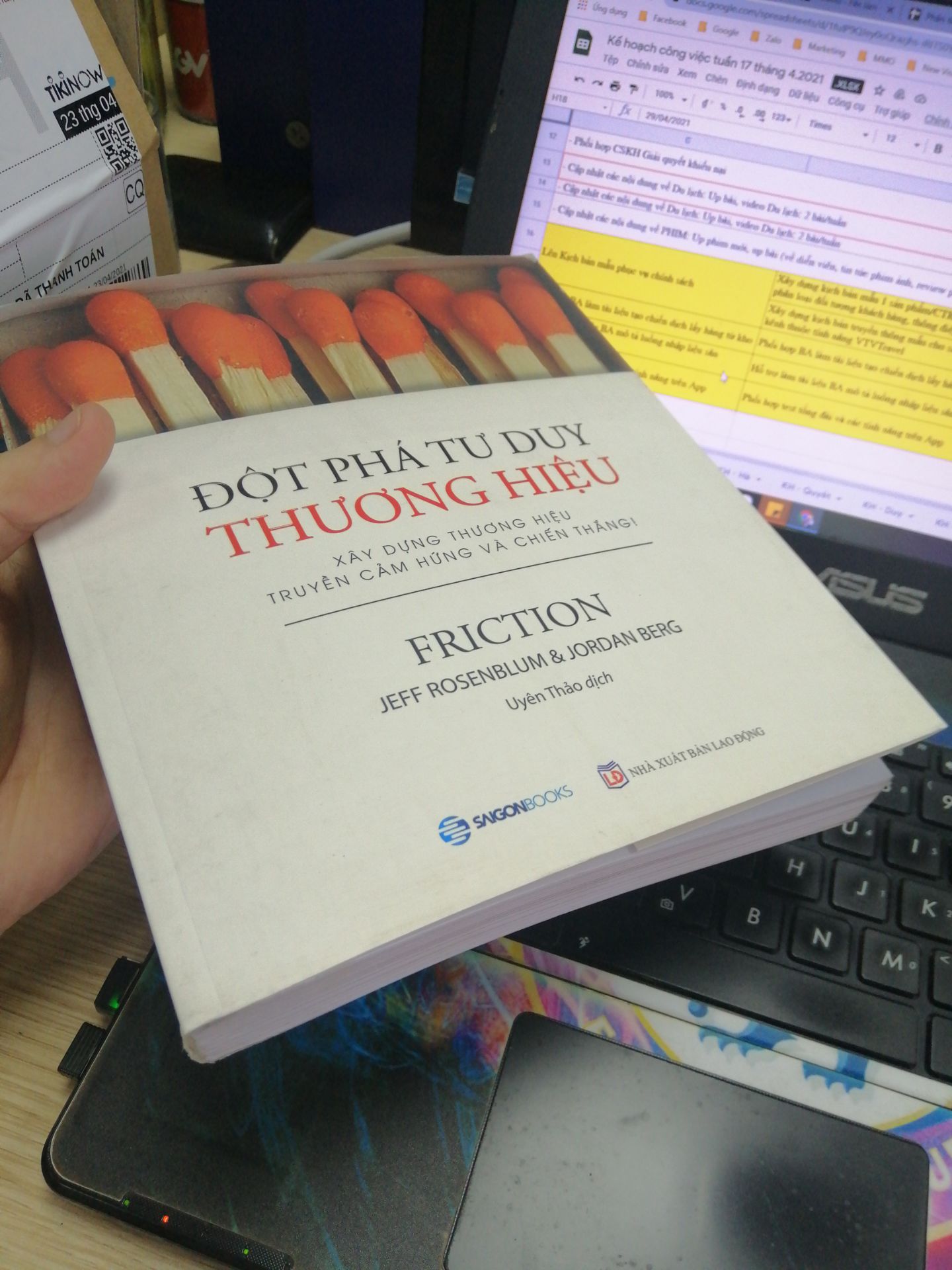 Sách hiện rõ dấu hiệu cũ khi bìa ngả màu vàng, nhem nhuốc, gáy sách nhăn và một số trang bị quăn mép. Giống như đã nằm trong kho lâu rồi