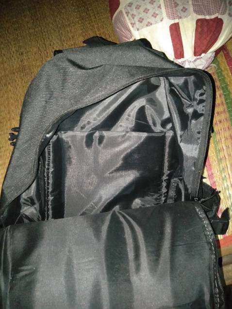 Trên hình thì còn 2 ngăn nhỏ bên trong ngăn để tập nx mà của em ko có thêm cái giao hàng cho em lâu quá lm lạc hàng em ik đâu ko bt mà em phải chờ thêm mấy ngày trong khi là cập cũ của em đã hư nhìu chỗ chờ có cập ms để dùng mà em muốn mọc râu lun😑😑