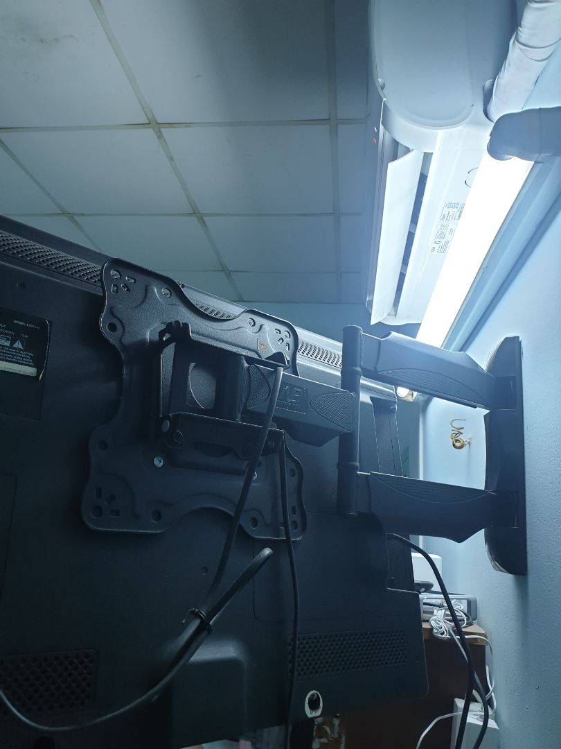 Sử dụng gần 1 năm rồi giờ mới đánh giá haha, giá treo rất chắc chắn, phụ kiện đi kèm đầy đủ, có thể gắn đc cho các thể loại tv luôn.