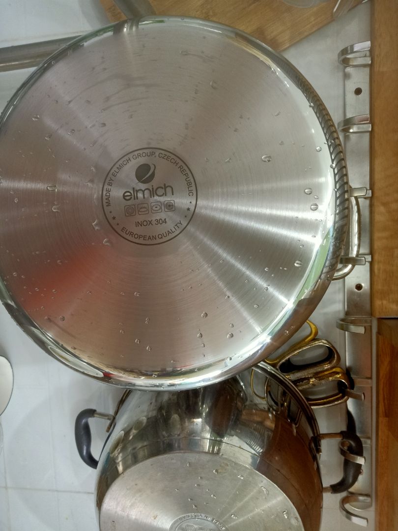 nồi rất đẹp rất hài lòng, nhưng cái màu inox không giống cái inox nhà mình, trong nó giong bạc hoặc nhôm, không biết xài có tốt không, size 28 quá to để luộc con gà lớn, size 26 là vừa nha mọi người,