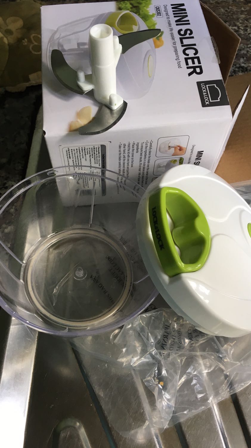 Nhà mình đã dùng thử 2 lần: xay tỏi ớt, xay lá mắc mật. Bước đầu mới cho vào kéo hơi rít, khi thực phẩm vụn ra thì kéo trơn hơn. Có thể xay 1 lần rất nhiều nguyên liệu, tiện vệ sinh hơn dùng máy xay sinh tố