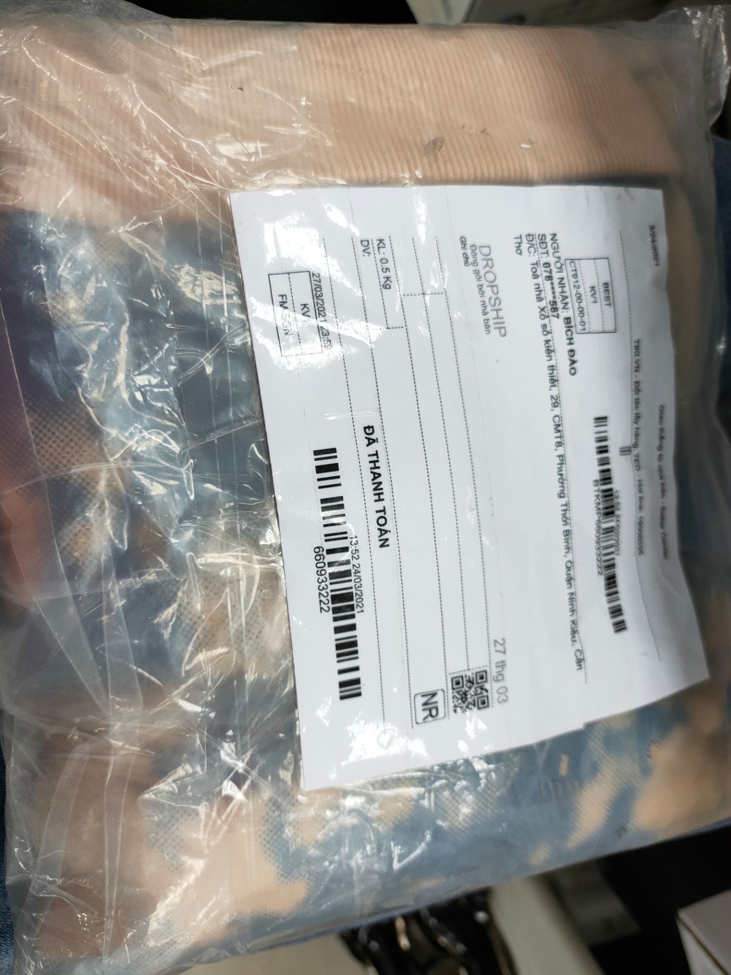 Mình đặt áo màu xanh rêu nhạt, mô tả vải kaki... xong nhận hàng về áo thấy gớm vừa cũ vừa nhàừ nát...shop buôn bán kiểu gì *** nạn vậy...nếu hết hàng thì phải báo cho mình biết chứ...Tiki hỗ trợ đổi lại cho mình đúng hàng hoặc hoàn tiền đi chứ tốn tiền mà áo như nồi giẻ vậy . ??