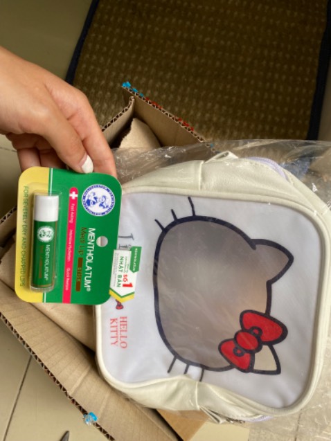 Giao nhanh hơn dự kiến luôn, sản phẩm thoa lên môi rất mướt, vết khô nứt môi mềm mượt lại ngay, cảm giác rất thích, đã dùng cây thứ 2 luôn vì quá thích (nay còn có quà tặng kèm nữa). Shipper nhiệt tình thân thiện, Thanks all