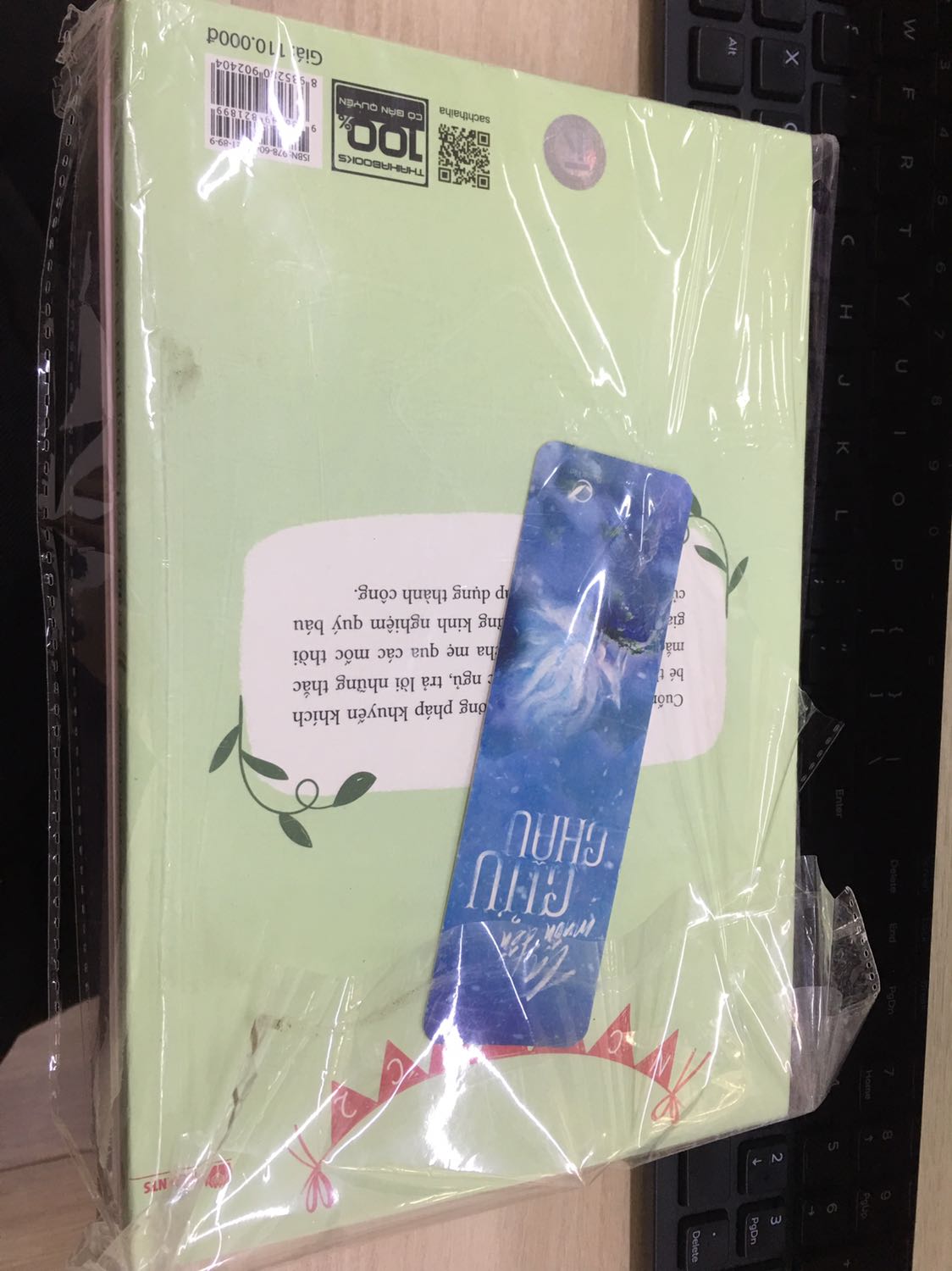 Tôi đánh giá thấp dịch vụ của các bạn.
1. Nhận dc hộp sách bẹp dúm, phần hộp bị rách. Tôi đã định cho qua vì thông cảm cho vận chuyển, hơn nữa đây cũng ko phải hàng dễ bể nên tôi thử mở bên trong ra xem thế nào nhưng bên trong cũng rách bươm phần bao bì. May mà sách ko sao. 
2. Nội dung thì để là "Tặng 3 bookmark như hình ngẫu nhiên". Tôi thì thấy ngẫu nhiên thật, nhưng nó KO NHƯ HÌNH! Và rêu rao là tặng 3 nhưng thực chất chỉ có 1!!!
Vậy các bạn đăng tặng làm gì khi ko tặng đúng cái mình đăng? Thà là ko tặng thì người mua hàng như tôi còn đỡ bực. 
Mong Tiki xem lại đối tác.