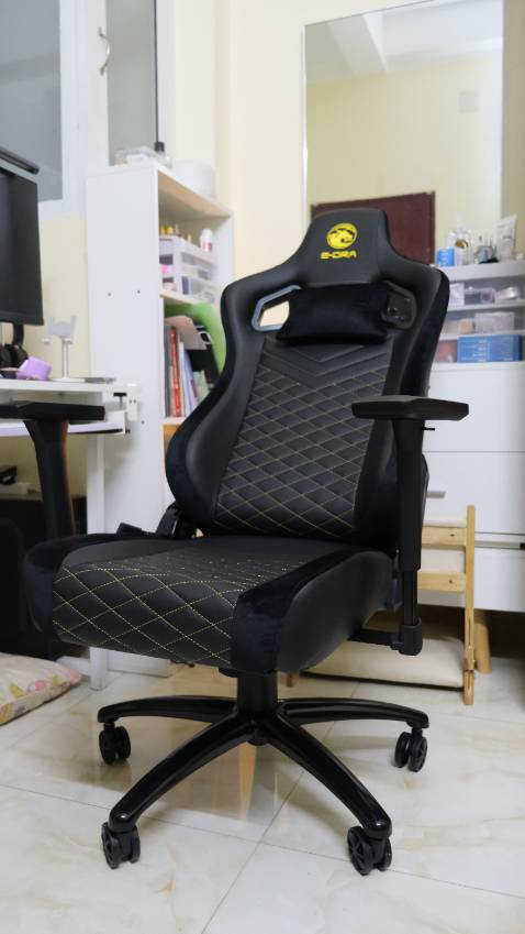 Nói chung mình xem kỹ review của các kênh Youtube nên cũng biết trước sẽ nhận được gì. Sản phẩm của E-Dra vẫn luôn là chất lượng tốt trong tầm giá. Ghế rất chắc chắn và đặc biệt là không có tiếng kêu lục cục mà các ghế giá rẻ chất lượng thấp hay có (có lẽ vì ghế E-Dra Hercules này dùng hoàn toàn bằng mâm thép chứ không dùng loại mâm gỗ ván ép như các loại ghế khác). Ngồi vào cứng khừ luôn. Hoàn thiện thì cực kỳ là sắc sảo, kể cả mặt mâm của ghế cũng làm rất chỉn chu tỉ mỉ (trông như ghế xe ô tô vậy). Mọi người xem ảnh chụp là thấy mức độ hoàn thiện của nó.