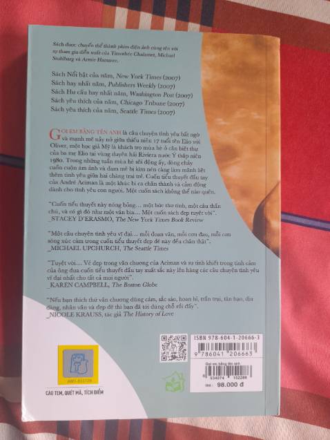 _Biết sách trước nhưng lại coi phim nên về sách thì mình chưa được chữ nào...
_Sách khổ nhỏ và khá dày(Mình lấy quyển Trăm năm cho mn dễ tưởng tượng)
_Giấy màu ngà