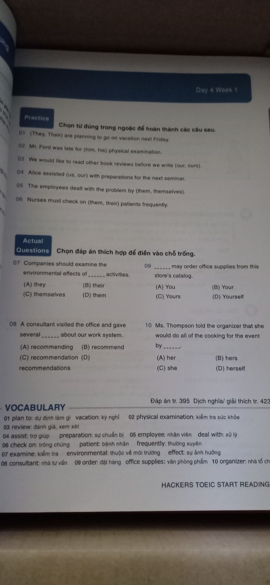 kích cỡ chữ quá bé. nhìn sách mà nhứt cả mắt. khá tiếc 
sách vừa dày, vừa nặng mà chữ bé tí. haizzz