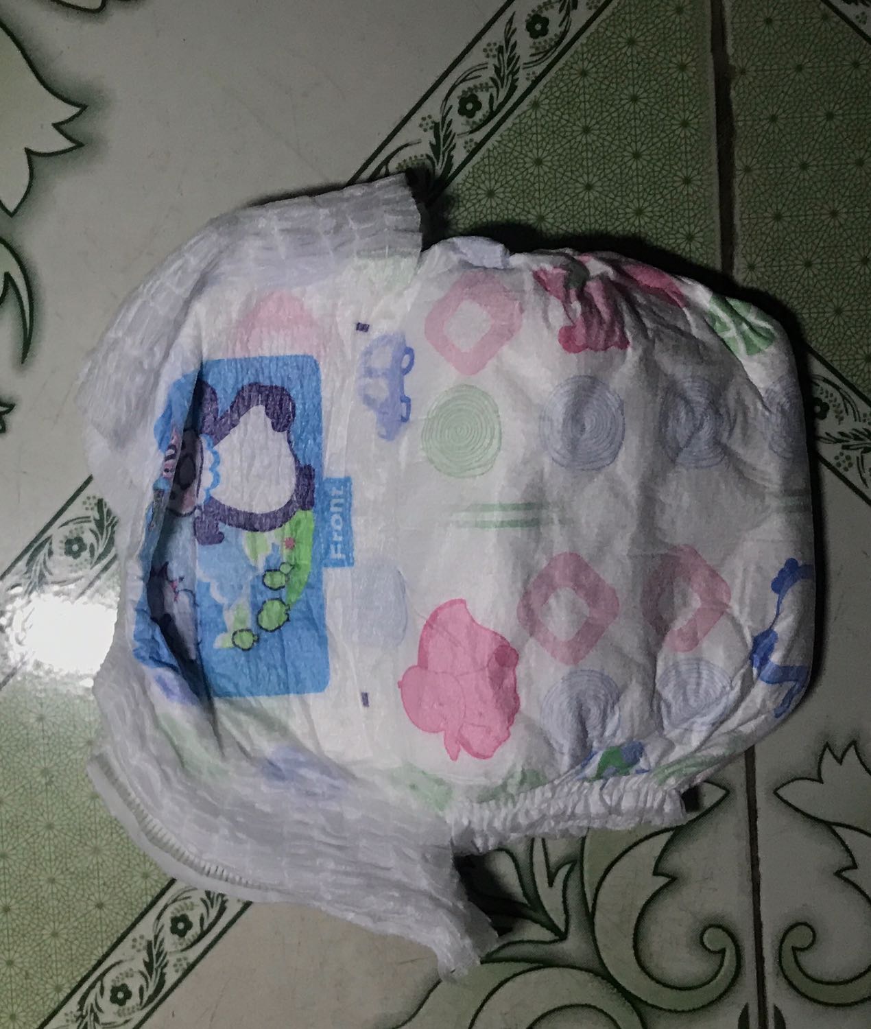 Sản phẩm mang cho bé độ chống hăm tốt nhưng bị 1 vấn đề là mặt sau mỏng dễ bị tràn ra, nhưng chất lượng chống hăm tốt đánh giá 4 sô