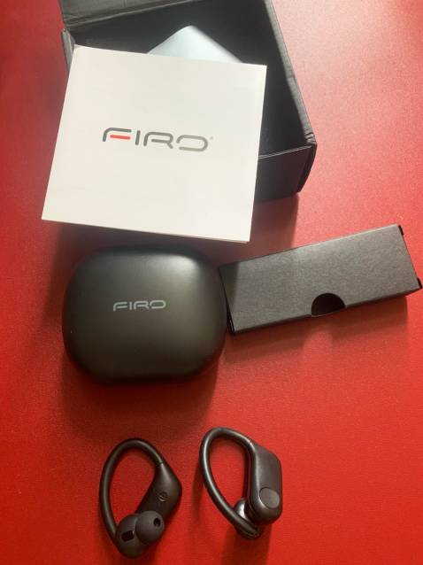 Mình đã sử dụng qua rất nhiều mẫu tai nghe, có đôi lời cảm nhận về hãng FIRO này:

- Kiểu dáng đẹp, có độ hoàn thiện cao, đeo rất bám tai, không bị mỏi khi đeo lâu.
- Kết nối nhanh và ổn định. (iphone & sam sung )
- Pin trâu
- Âm thanh hay

Qua tìm hiểu mình được biết FIRO chuyên sản xuất các dòng tai nghe đạt tiêu chuẩn xuất châu Âu nên rất tự tin khi sử dụng.