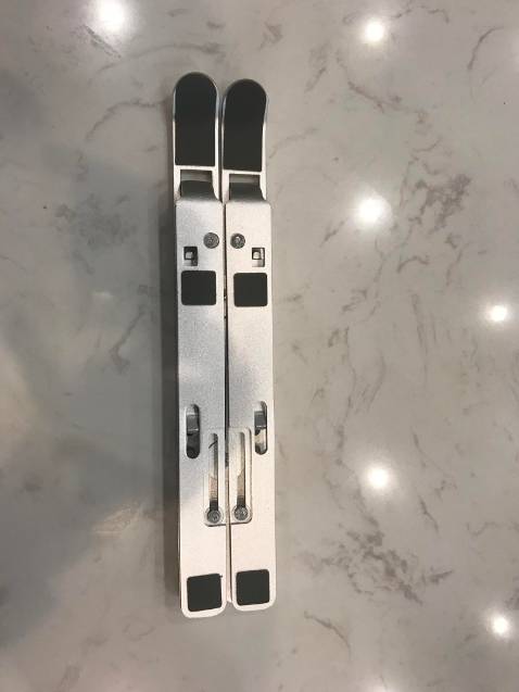 săn được sale giá có hơn 100k, quá hời khi mua được món đồ như này, lại còn đc tặng kèm túi, giá đỡ chắc chắn, gọn, cầm vừa tay không nặng, hợp kim nhôm nên ko sợ rơi hay va đập, dùng đỡ nóng máy giúp tản nhiệt máy luôn. nhìn khá sang