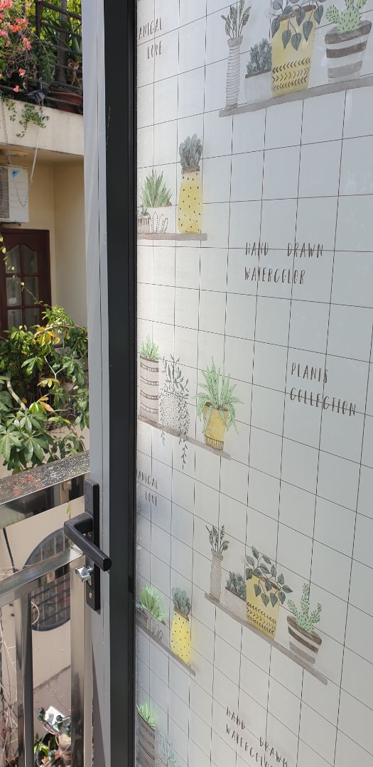 Decal dễ dán, dán lên cửa kính siêu đẹp 😁😁😁. Giảm độ chói của nắng khá tốt.