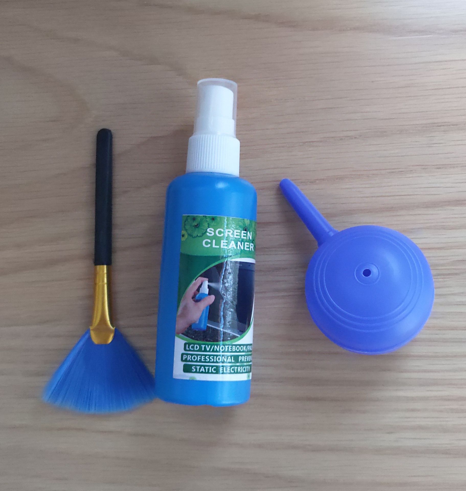 Tiki giao nhanh, shipper quen (hình như mỗi shipper phụ trách 1 khu vực vì anh shipper này giao hàng cho mình cũng 4 - 5 lần). Sản phẩm như quảng cáo, đựng chung trong 1 hộp, cọ quét và chai nước rửa thì không có gì phàn nàn. Có điều miếng vải lau hơi nhỏ và cái bóp bóng thì chắc để con nít chơi chứ khí bóp ra yếu xìu chẳng tác dụng gì mấy. Hình đính kèm thiếu miếng vải do đang dùng để lau tv rồi.