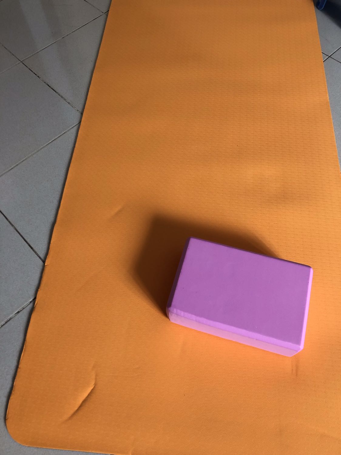 Hàng giao hơi lâu nhưng mà do dịch nên không sao chất lượng y như hình mình rất thích mình giặt rửa sạch sẽ rồi phơi luôn rồi sợ dịch bệnh lây. Do vận chuyển nên có nhiều chỗ bị hằn nhưng chất lượng cao su tốt nên chắc sẽ hồi lại nhanh thôi.