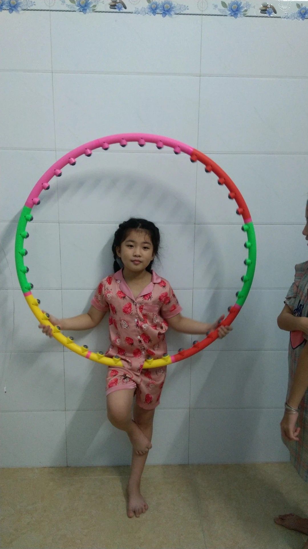 vòng đẹp, tốt. mua về mà đứa em mình chiếm luôn rồi.hahah. ms lắc hơi đau tí. nhưng thế ms giảm đc mỡ