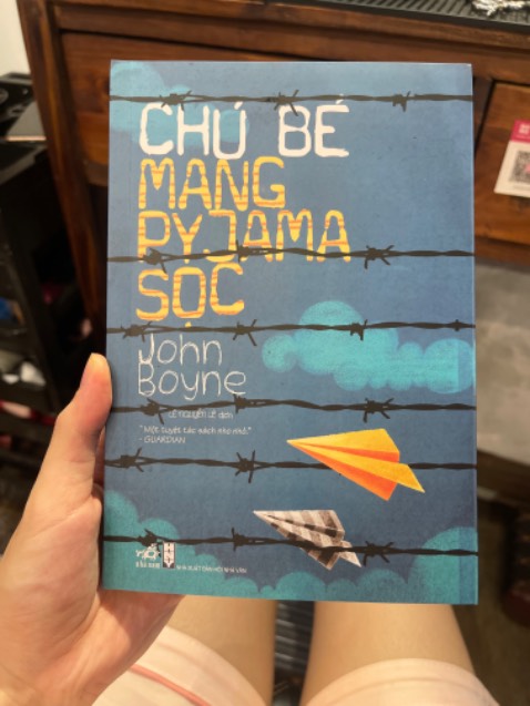 Sách mới tinh lun nè, có bọc lun nha. Săn đc giá rẻ. Mình đã coi qua phim rùi và muốn đọc thêm sách để cảm nhận thêm. 1 quyển sách buồn mang nhiều tính nhân văn và những điều tàn nhẫn của chiến tranh Sách mới tinh lun nè, có bọc lun nha. Săn đc giá rẻ. Mình đã coi qua phim rùi và muốn đọc thêm sách để cảm nhận thêm. 1 quyển sách buồn mang nhiều tính nhân văn và những điều tàn nhẫn của chiến tranh
