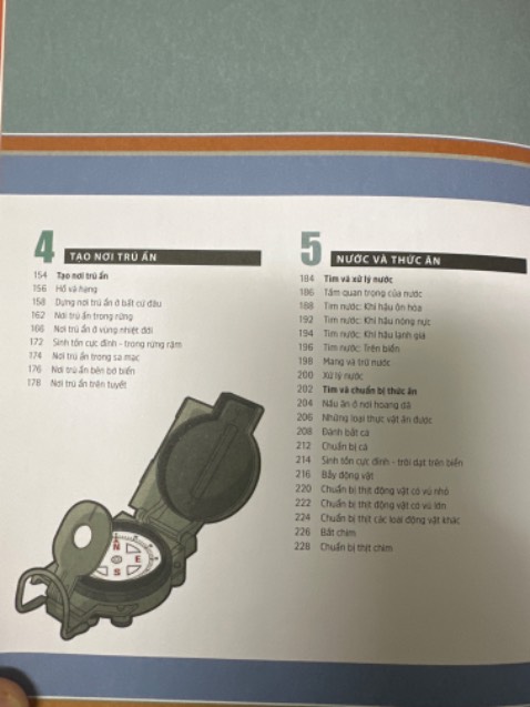 Mua sách đc kèm tặng theo miếng thép đa năng, 11 công năng. Thực sự cuốn sách rất hữu trang bị và học các kỹ năng sinh tồn.