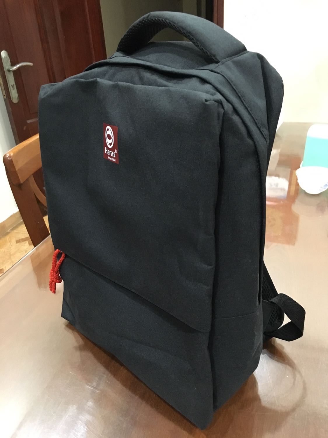 Balo hơi to so với hình ảnh minh hoạ, form balo không giống lắm với quảng cáo và bị bẩn ở một số chỗ. Khoá kéo mượt mà chắc chắn, tóm lại là tốt so với giá mua được 69k.