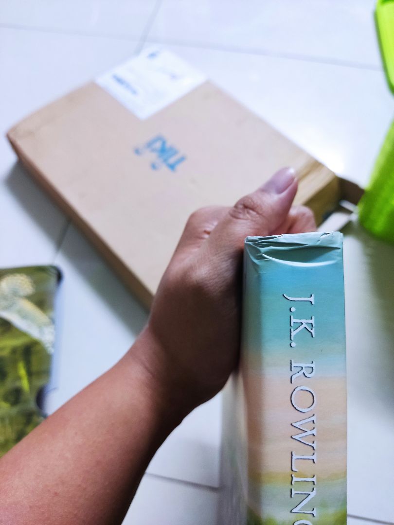 mình ko fải là 1 người khó tính nhưng lần này mình chỉ đánh giá tiki 1 sao cho vấn đề đóng gói và vận chuyển. mình mua 2 tập trước ( tập 1+ tập 3) cực kì ok. lần này mình nhận sách thất vọng vô cùng vì người đóng gói hàng và vận chuyển quá tệ. mình nói quá tệ ở đây là vì shop đóng gói ko bọc kĩ sách bằng xốp chống va đập và không ghi chú hàng dễ vỡ. bên giao hàng họ cầm hàng thấy nặng, họ cũng không biết bên trong đó là gì nên có tình trạng làm rớt hàng với 1 lực cực kì mạnh, làm cho sách bị lún 1 khúc ngay gáy sách.  mình háo hức nhận hàng, xé màng co sách ra, mở từng trang thì khi nhìn vào gáy sách nó bị lún 1 khúc như hình. mình ko thể chấp nhận được, làm mất đi giá trị quyển sách. mình mua bản đặc biệt chủ yếu là để sưu tầm vì bộ HP mình đã có đủ bộ. đề nghị tiki giải quyết đổi lại 1 quyển mới cho mình.