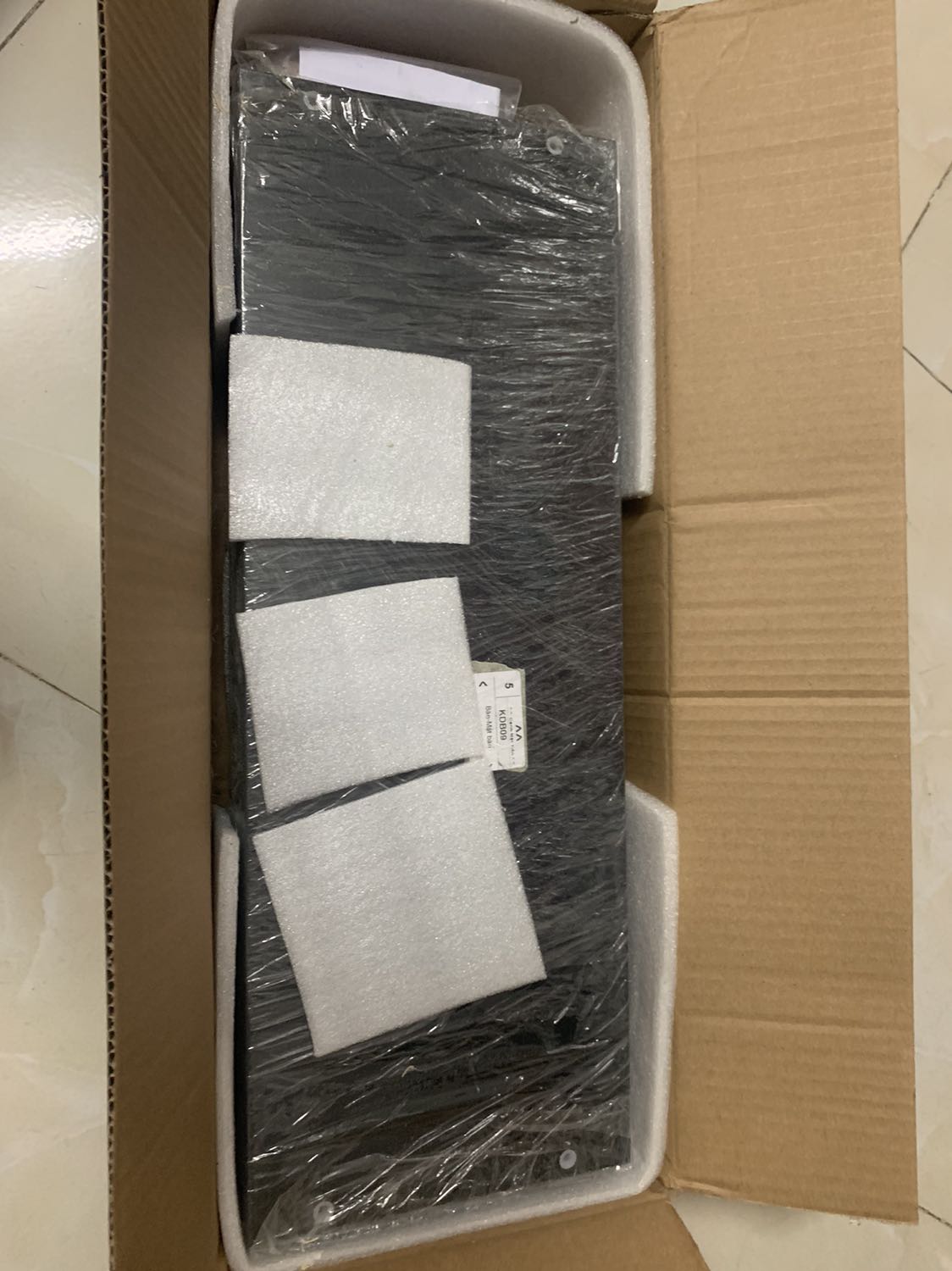 Kệ rất đẹp, chắc chắn, shop đóng gói cẩn thận, có hướng dẫn lắp chi tiết. Kê vào nhìn cái bàn gọn gàng hẳn