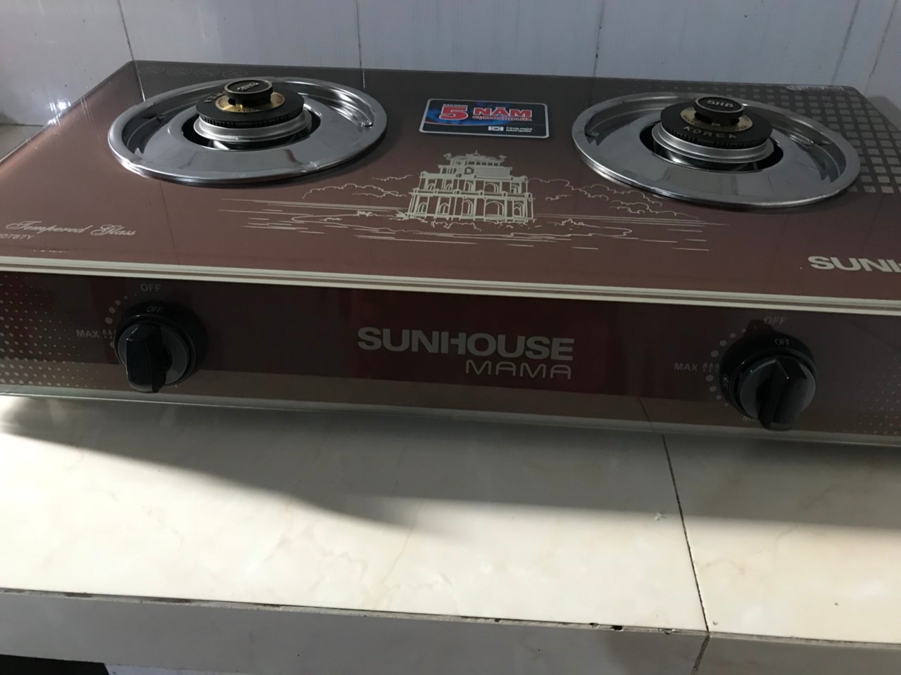 Bếp gas nhìn rất đẹp,2 cái kiềng bếp nặng tay.Mặt bếp gas bằng kính nhìn đẹp lắm các bạn.Mình hài lòng với sản phẩm này.