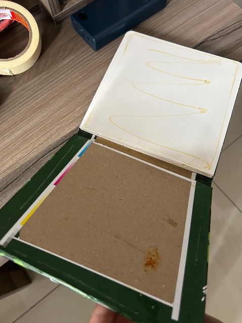 Sách đóng gói kĩ càng, giao hàng nhanh.
Trẻ phải hơn 1 tuổi mới theo nội dubg sách được.

Sách lưu kho lâu hay gì mà mới 2 ngày bìa đã bong keo ra.
Chỗ lông sờ chạm thì rụng k an toàn cho bé.