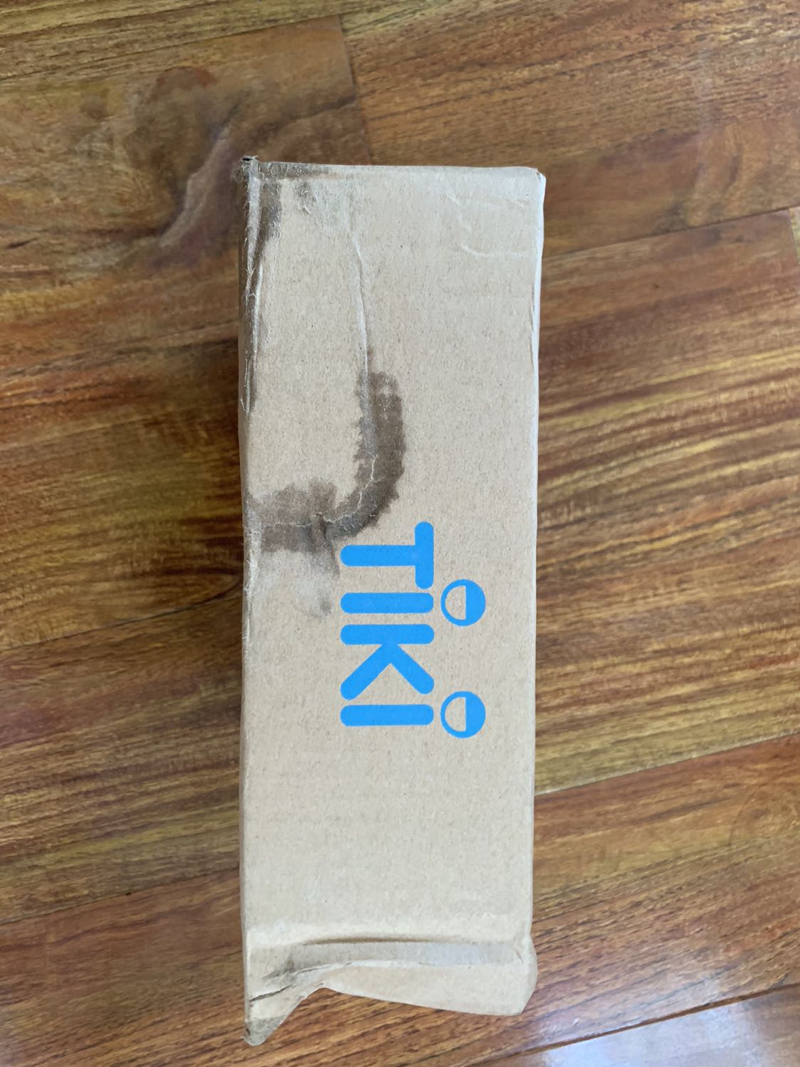 ;-; 103k/cuốn. Giá cả khá okie, tuy không có bọc và đúng hôm giao hàng trời mưa nhưng may là chỉ bị ướt tí xíu ở hộp. Tập 1 chắc do rách seal nên nhà bán bọc lại T^T. Có điều vì không có bookmark trong khi tập 2 vẫn có nên đánh giá 4 sao thôi 😞🥲