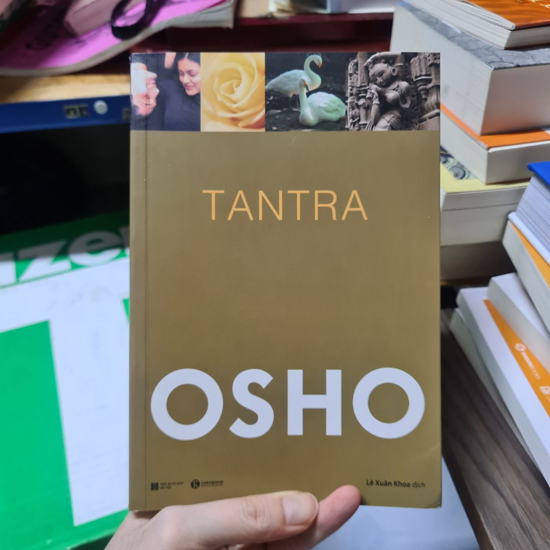 Sách màu, bố cục đẹp, khổ nhỏ vừa bàn tay, tiện cầm đi du lịch, công tác để đọc xả stress ~ Chất giấy sách là giấy bóng, đọc dưới ánh đèn thì hơi chói~