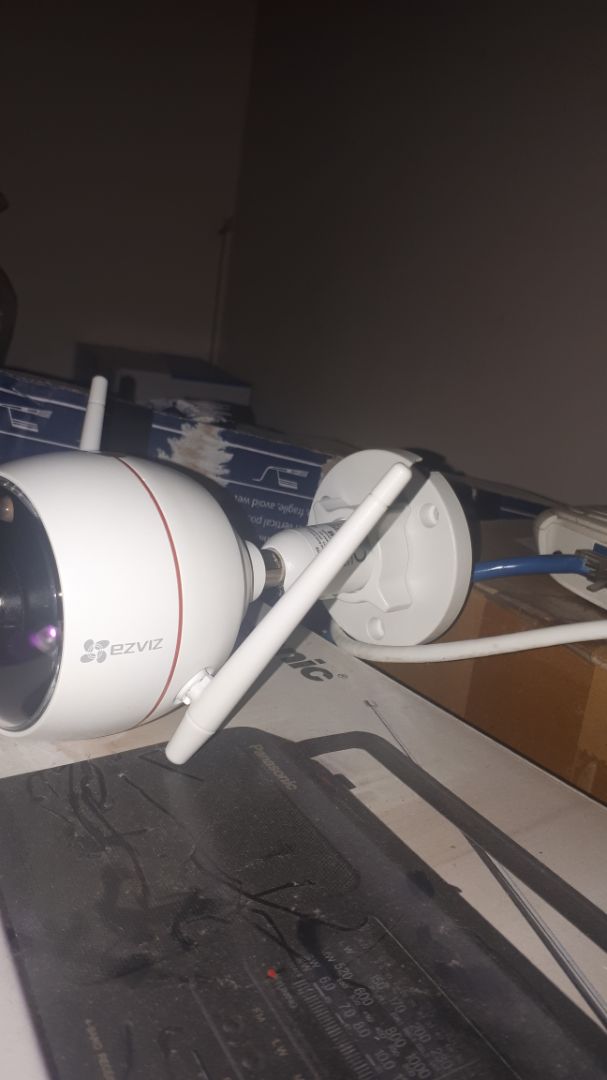 ban ngày hình ảnh đẹp, tối thiếu ánh sáng quay hình ảnh yếu, chế độ màu ban đêm thiếu sáng camera tự bật đèn lên gây ảnh hưởng và lộ nên ko tiện dụng lắm. camera có màu ban đêm nhưng ko có tem màu trên SP.. ko biết có phải là hàng chính hãng ko..