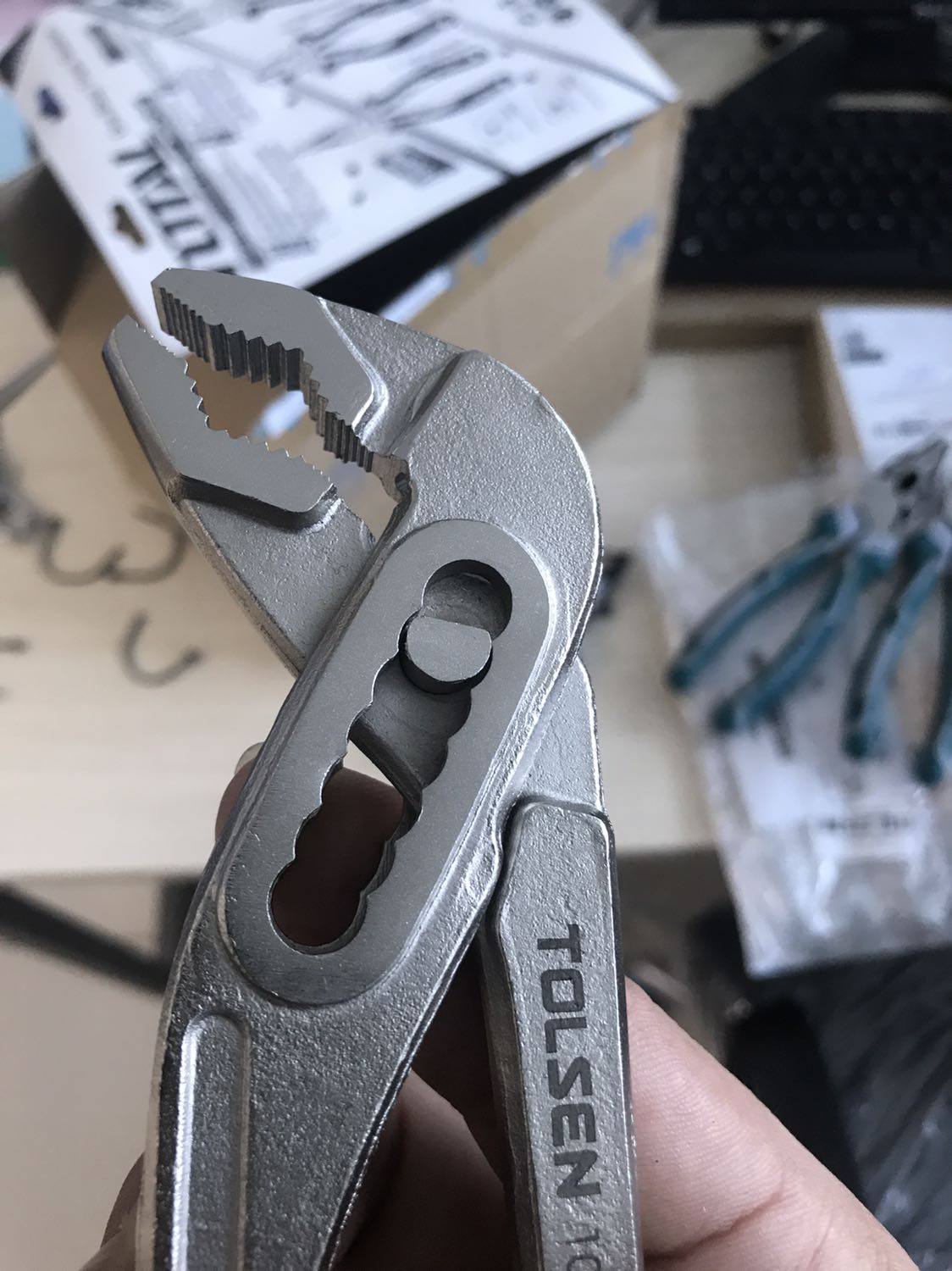 Độ chi tiết không cao nhưng dùng được. Tay cầm nhựa rất chắc chắn và êm tay.