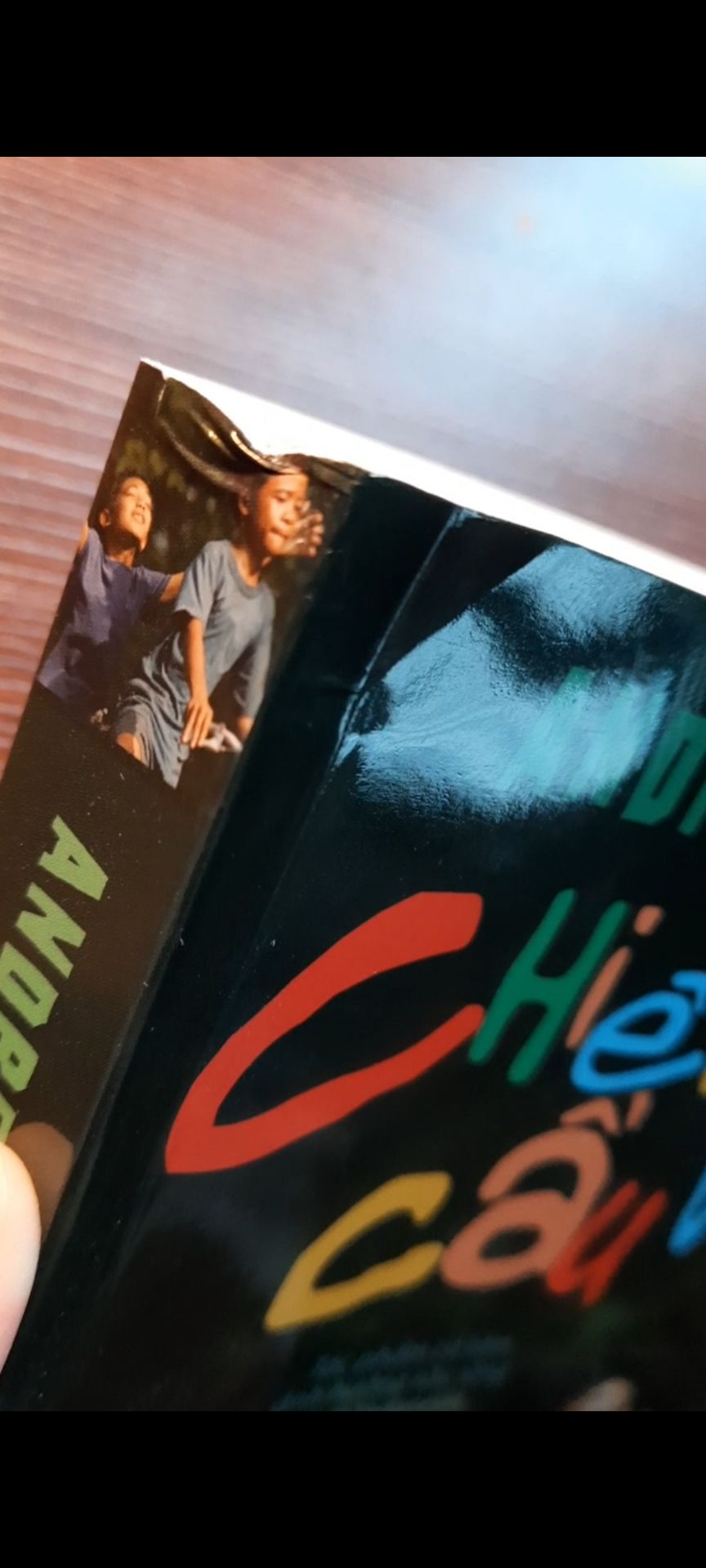 Đợt này mình đặt 3 sách thì sách này có vẻ ok nhất về hình thức. Còn 1 sách Chiến binh cầu vồng bị móp 1 góc to dễ sợ nhìn xấu hẳn luôn ạ. 
Về nội dung thì có vài đoạn trong sách khiến mình khá là ba chấm 🙄 Mặc dù HE nhưng cảm giác Miền và Phúc gần như đã phản bội Vinh rồi ấy :< Mình thấy khá là cấn đoạn này. Tuy nhiên mỗi người một cảm nhận nên mn cứ đọc thử nha.