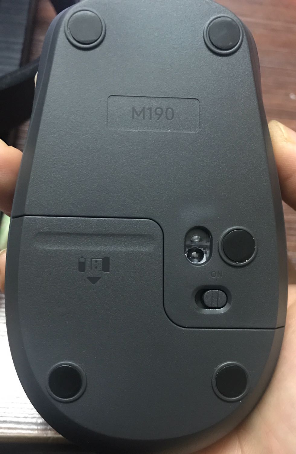 Sản phẩm to hơn các dòng chuột logitech không dây thông thường nên cầm chắc tay hơn (ý kiến riêng của mình). Chuột không đèn led- tiết kiệm pin,cắm đầu usb là dùng được ngay,không cài cắm thêm gì trong laptop. Vì chưa sử dụng nên cần thêm thời gian đánh giá chất lượng nên chấm 4 sao.