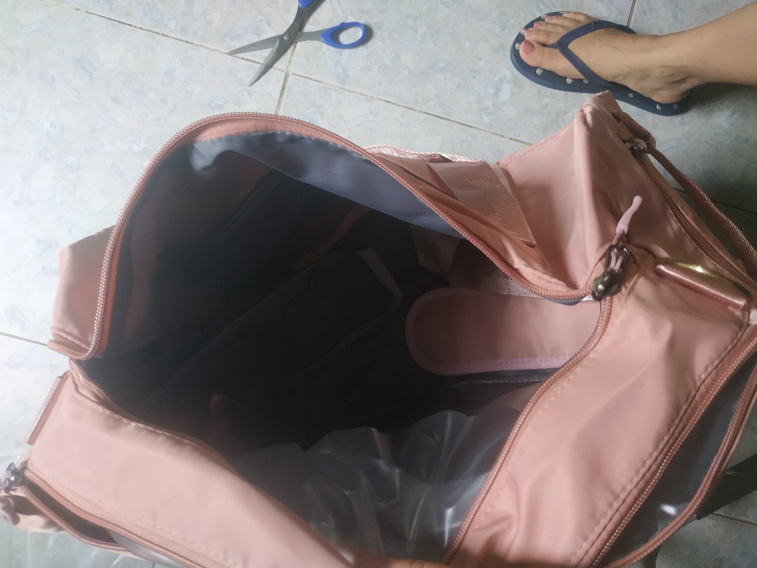 Hàng giao cực nhanh, shipper vui vẻ. Túi xách rộng rãi có nhiều ngăn, rất dễ thương.Gói hàng kỹ. Các bạn nên mua. Sẽ ủng hộ.