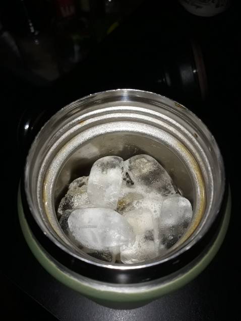 Bình giữ nhiệt đúng chuẩn Nhật Bản, chỉ có điều made in Vietnam thôi. Bình có 2 nắp đậy, mình để đá viên từ tối và không đóng nắp. Sáng ra nước đá tan gần hết nhưng nước vẫn lạnh. Bình hoàn toàn không nghe mùi nhựa. Giá có hơi đắt nhưng xắt ra miếng nha. 
Các bạn nên tham khảo mua bình nhé.