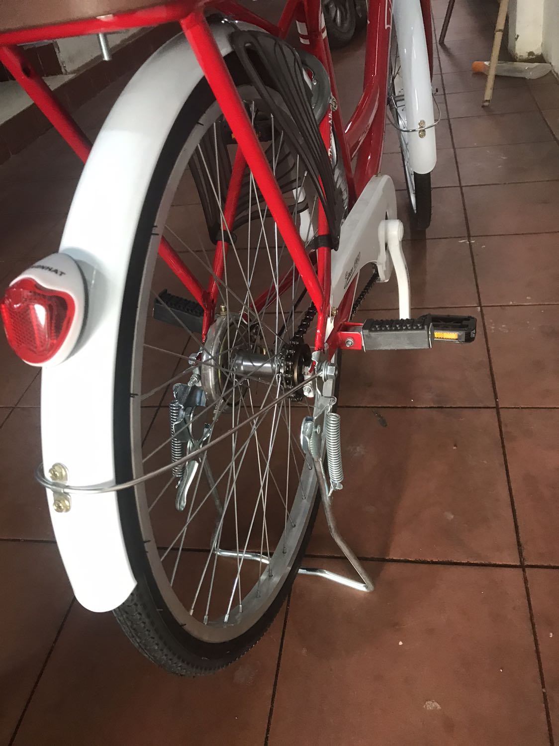 Lốp bị hỏng, không thể sử dụng được lốp. Đề nghị đổi trả lốp. Lốp bị hỏng, không thể sử dụng được lốp. Đề nghị đổi trả lốp.