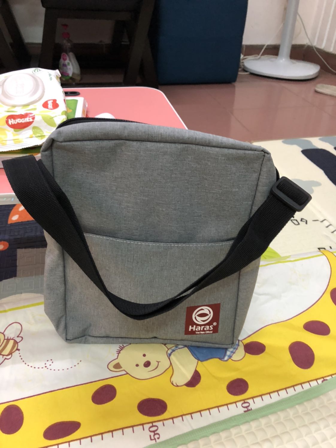 Thứ nhất là túi nhỏ quai thì ngắn,để cho con nít dùng thì hợp lý, sản phẩm cũng bình thường thôi mà sao giá gốc để cao quá thế????
