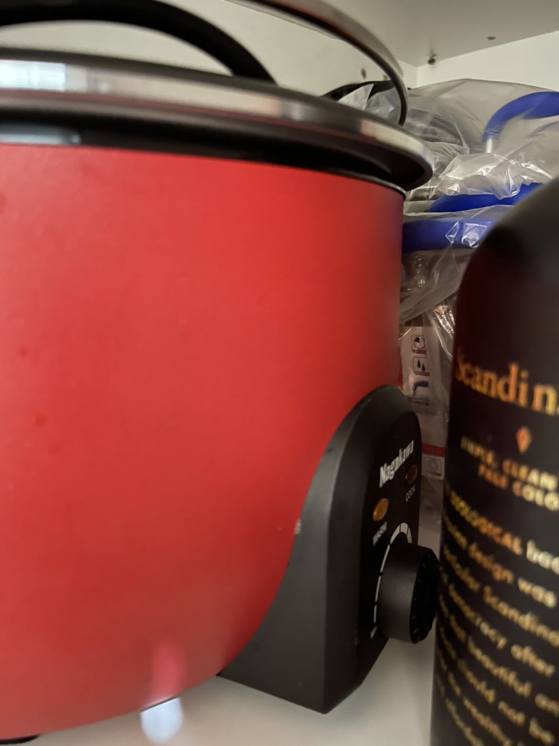 Nồi lẩu đẹp và rất lớn. Ăn 6 người thoải mái. Sôi nhanh và điều chỉnh nhiệt độ cũng đáp ứng nhanh. Dùng khá thích. Nồi tháo rời rất nhẹ. Có chống dính. Nhược điểm duy nhất là nút vặn điều chỉnh công suất hơi rít tay. Và khó nhìn. Nhìn chung ổn