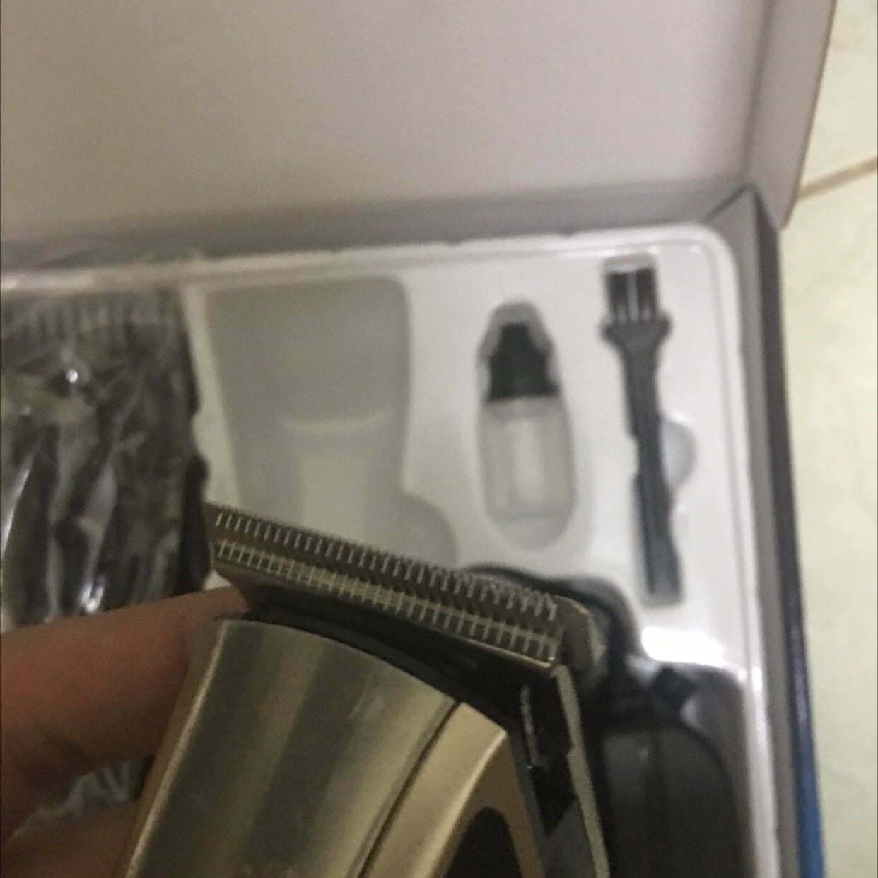 Thấy shop cũng có nhièu đánh giá tốt, cũng uy tín nên mua. Nhận sp nhìn tỏing quan đẹp, chắc chắn. Tiếng máy êm. Bộ này lưỡi sát hơn bộ mình đã mua nên mình dùng chấn tóc luôn. Với giá tiền chấp nhận được. Nên mua