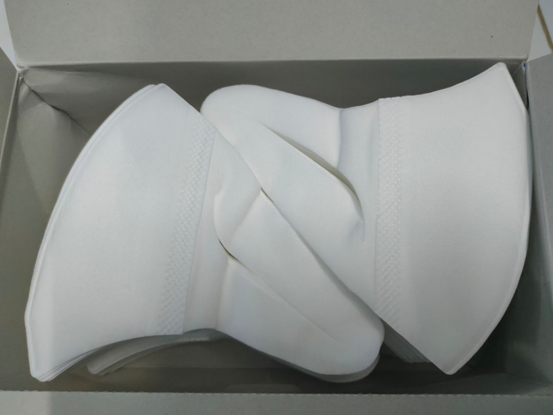 chất lượng thì cực kỳ tốt rùi, ko có zì để nói.  cái để nói ở đây là khâu đóng gói nè, mặc dù là hộp khẩu trang sẽ ko bị ảnh hưởng chất lượng bên trong nhưng mình ko mún bị nhận hàng mà bị nhàu nát bên ngoài hộp như v chút nào. mong tiki sẽ đóng gói cẩn thận hơn nhé