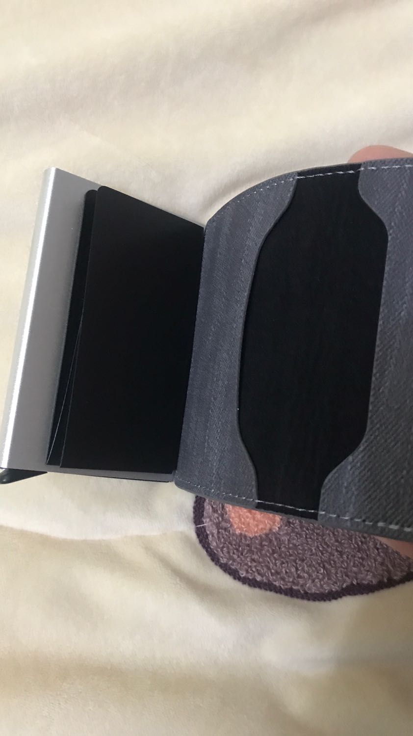 Ví đẹp và tiện dụng. Đa chức năng phết mọi người ạ. Phần vỏ da có thể để tiền mặt và giấy tờ nhỏ được. Phần hộp nhôm thì để thẻ thoải mái luôn. Thích nhất là nhét thẻ vào chắc chắn không bị rơi khi đẩy thẻ ra thì thẻ được đẩy theo thứ tự cao thấp rất dễ lấy và hay. Sản phẩm tốt. Ủng hộ shop.