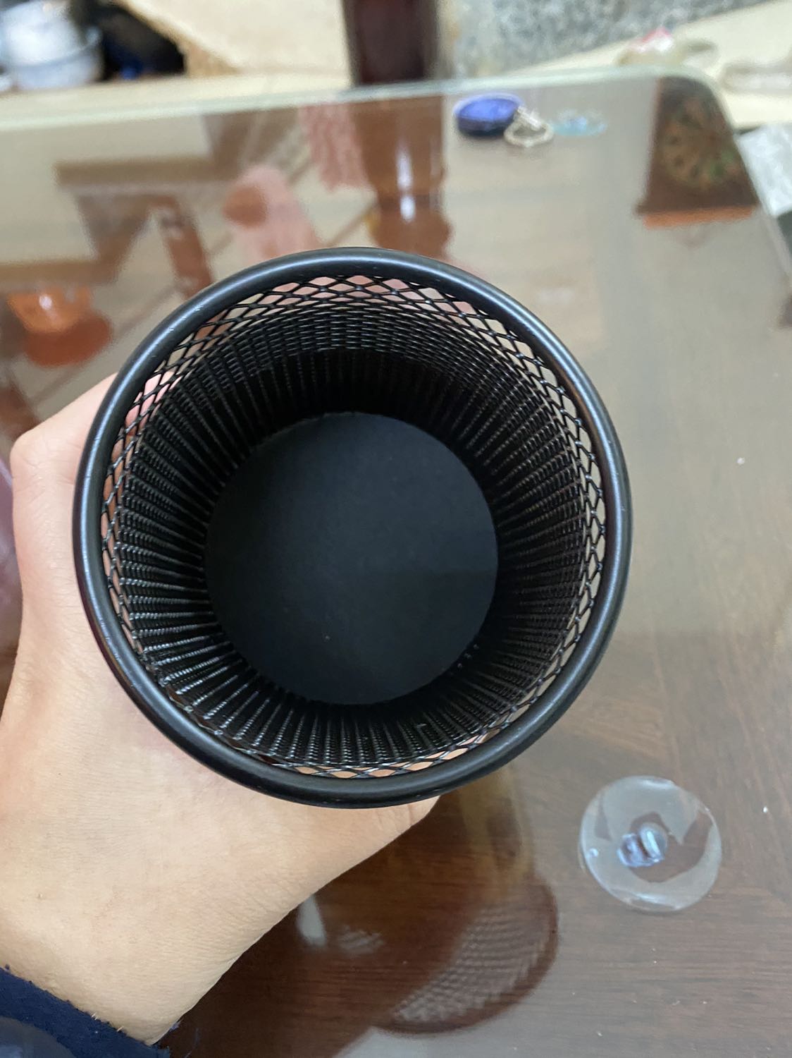 Hàng đẹp, chắc chắn, màu đen nhìn sạch sẽ, dưới đáy có lót lớp nỉ chống va đập hoặc gây tiếng kêu ?
Tiki giao hàng rất nhanh và đóng gói cẩn thận!