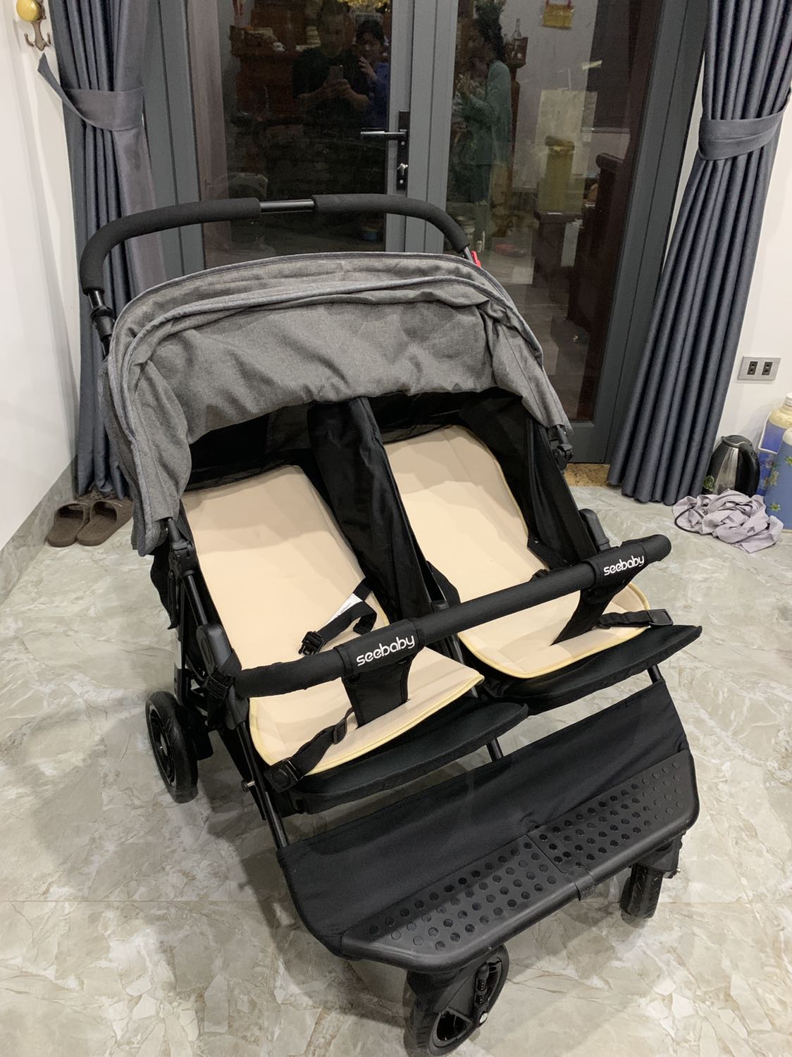 Xe đẩy chắc chắn, an toàn có khoá chống trôi xe.
Hình thức mẫu mã đẹp gọn gàng, ghế nằm tự điều chỉnh góc từ 15 - 90 độ