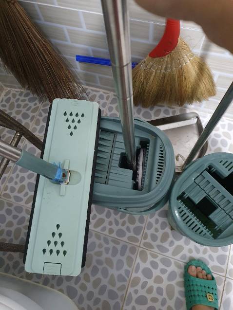 Sp xịn xò. Cầm chắc tay. Bông lau đi kèm rất xịn k như cây mình đang sài. Đẩy êm và nhẹ trên mặt sàn.

Tuy nhiên, size sẽ nhỏ hơn cây cũ của mình mặc dù đêu 33cm. Cán cũng nhỏ hơn. Hên là còn thùng nhỏ chứ thùng to lọt thỏm k vừa. Và cũng k có tặng bông lau dự phòng đi kèm. Làm mình k đặt mua thêm. Hic