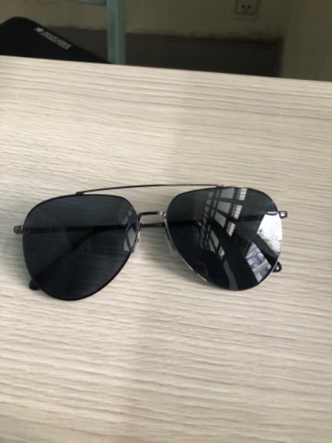 Nắng Sài Gòn anh đi mà chợt mát
Bởi vì anh chỉ cần đeo chiếc kính này thôi!

Mình đã đeo kính đi giữa trưa nắng Sài Gòn, có cảm nhận như sau: không bị chói, mát mắt, nhìn rõ, cản gió, bụi tốt, không bị bám hơi nước (do thở).

Sản phẩm rất sắc sảo.