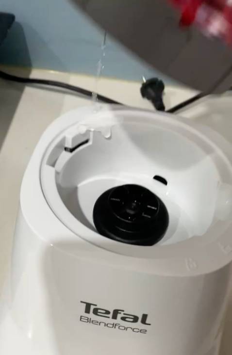 Cối xay tiêu bị rò rỉ nước. Gửi clip cho tiki chờ tiki đến lấy hàng bảo hành trong vòng 3 ngày, 3 ngày không thấy gọi điện lên cskh tiki hỏi thì nhận được lời xin lỗi và chờ ship đến lấy. Đến bây giờ là hơn 1 tuần rồi nhưng vẫn không có ai liên hệ lấy hàng. Gọi điện lại tổng đài thì chỉ thấy quảng cáo của tiki 3-5p không thấy ai nghe máy hỗ trợ. Dịch vụ tiki đang xuống cấp thì phải.