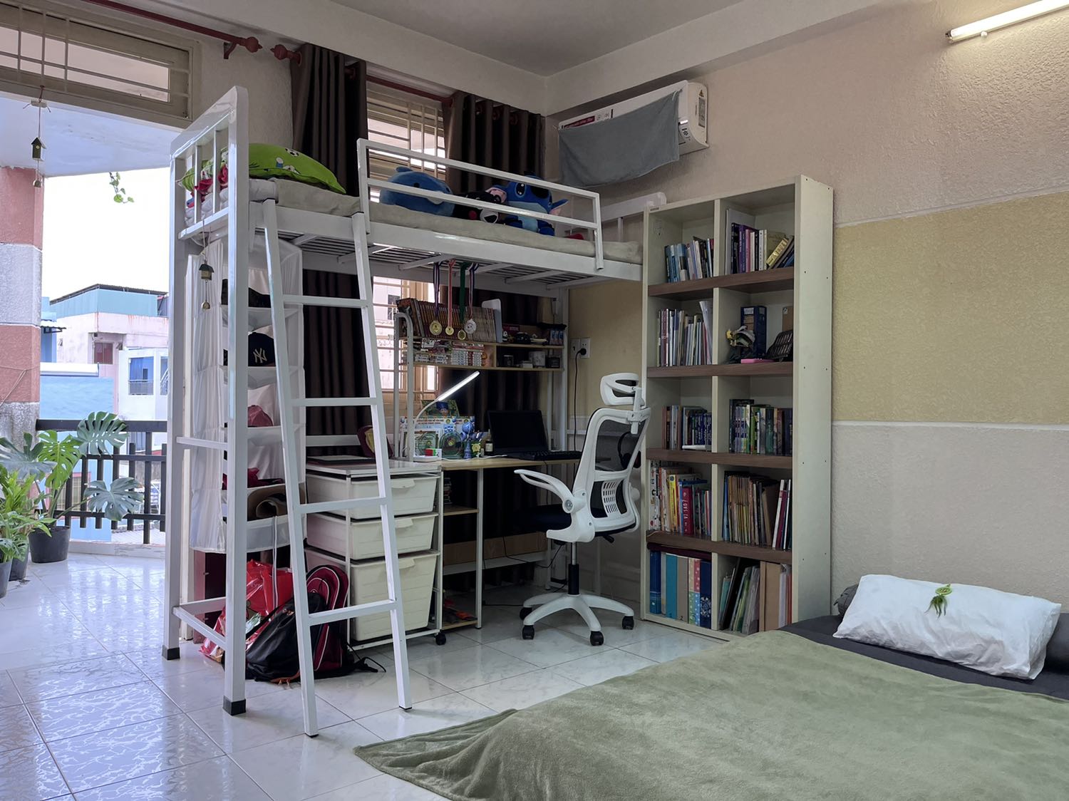 Giường chắc chắn. Màu sơn đẹp