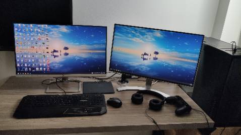 Shop đóng gói cẩn thận. Chất lượng màn hình tốt, mầu nét, có thể chỉnh từng mầu hiển thị trên màn hình, màn hình có kèm loa bên trong (mình kô để ý việc này khi xem thông tin về màn hình nên là bất ngờ thú vị 😁